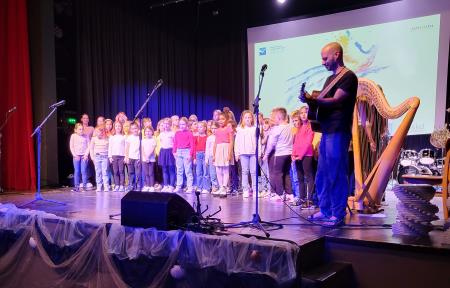 Z učenci je nastopil tudi nekdanji učenec OŠ Vojke Šmuc Rudi Bučar.